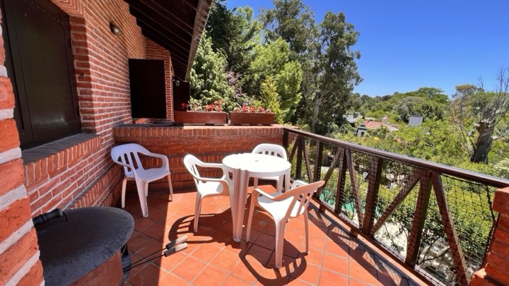 Terraza de una cabaña con vista a la piscina – La Cascada, Valeria del Mar