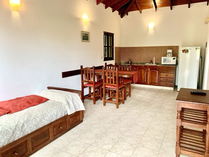 Living comedor de una cabaña para 4 personas – La Cascada, Valeria del Mar