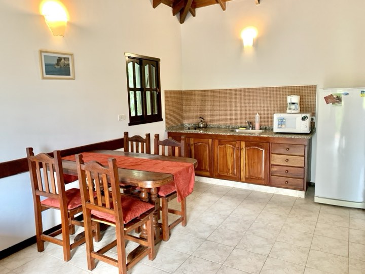 Cocina equipada de una cabaña – La Cascada, Valeria del Mar