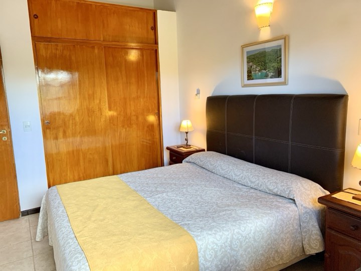 Dormitorio de una cabaña con ventilador de techo – La Cascada, Valeria del Mar