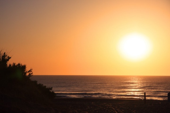 Amanecer en la playa de Valeria del Mar, a dos cuadras de La Cascada