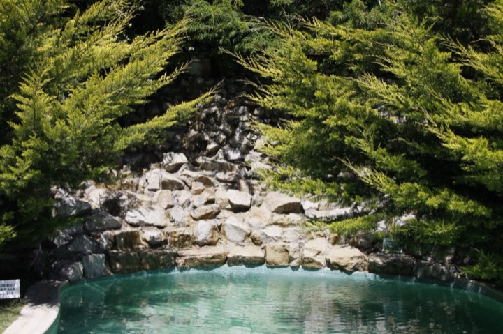 La cascada de piedra sobre la piscina, de día – La Cascada, Valeria del Mar