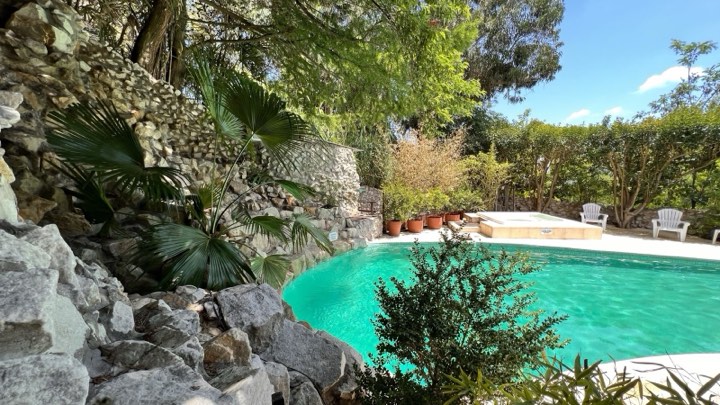 Piscina climatizada con la cascada de piedra – La Cascada, Valeria del Mar