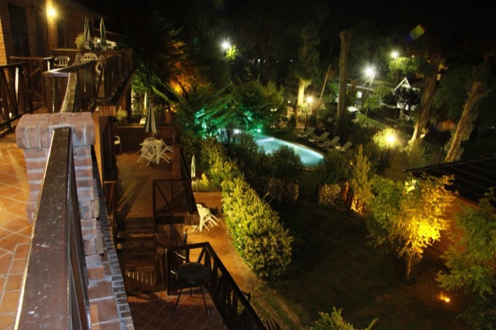 Vista panorámica nocturna del complejo iluminado – La Cascada, Valeria del Mar