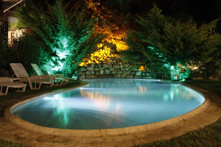 Piscina iluminada de noche – La Cascada, Valeria del Mar