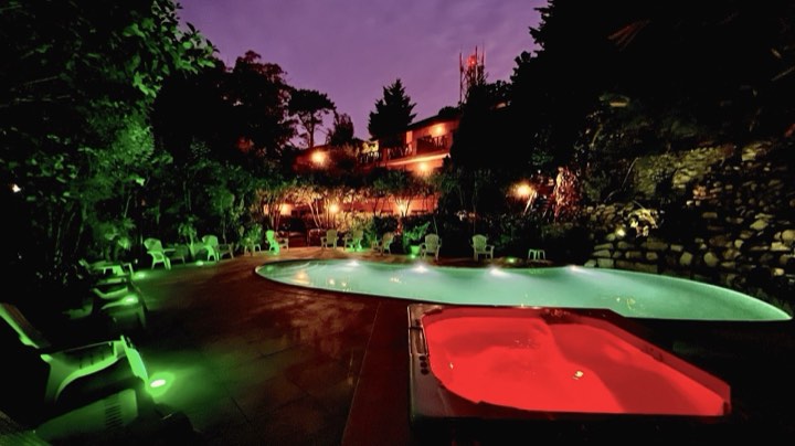 Piscina y jacuzzi iluminados de noche – La Cascada, Valeria del Mar