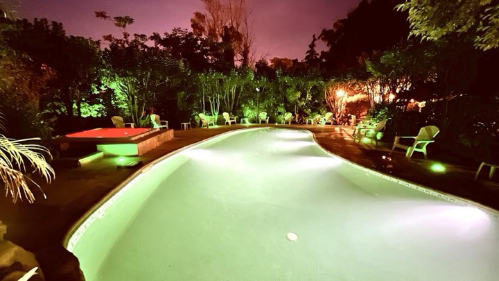 Piscina de noche vista desde la cascada – La Cascada, Valeria del Mar