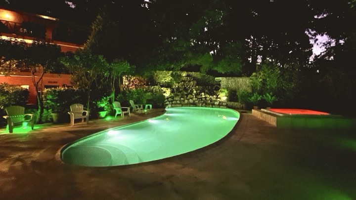 Piscina iluminada de noche, vista de frente – La Cascada, Valeria del Mar
