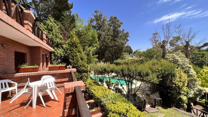 Piscina climatizada vista desde una terraza – La Cascada, Valeria del Mar