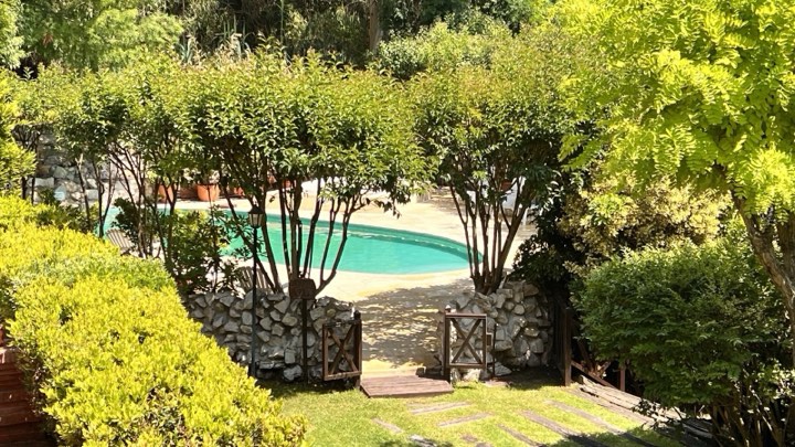 Piscina climatizada y entrada del complejo – La Cascada, Valeria del Mar