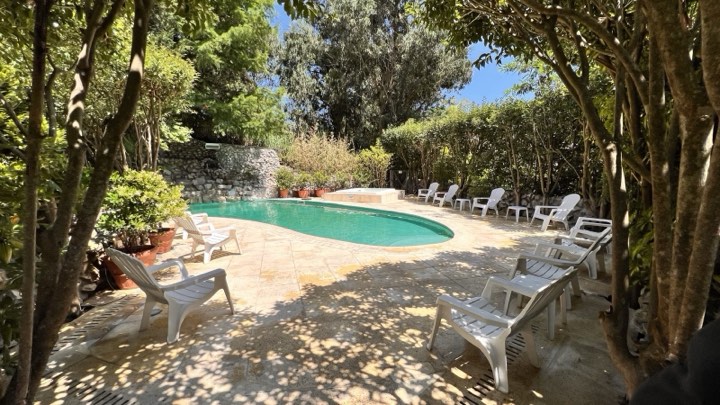 Piscina climatizada junto a la entrada del complejo – La Cascada, Valeria del Mar