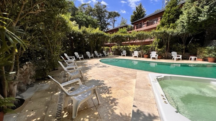 Solarium al costado de la piscina climatizada – La Cascada, Valeria del Mar