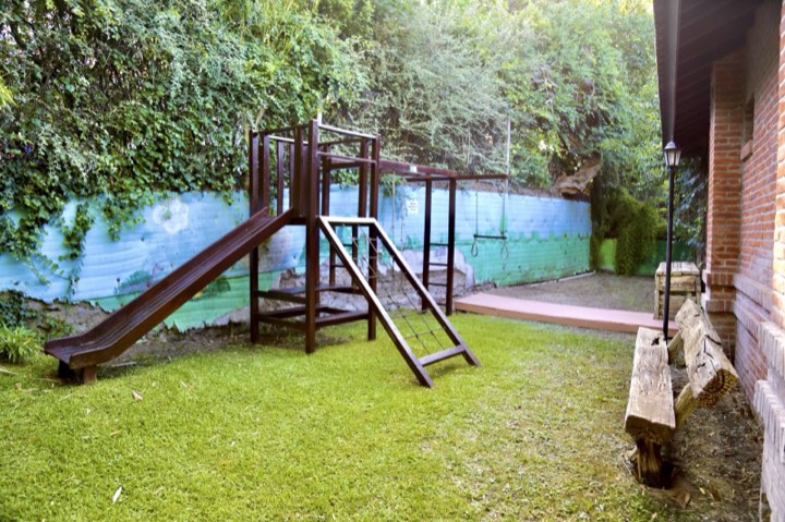 Plaza infantil con mangrullo de madera – La Cascada, Valeria del Mar